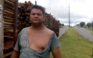 Caminhoneiro disse que um policial rasgou sua camisa quando o puxou do caminhão.