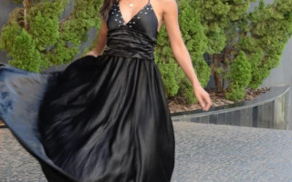 Modelo Letícia Figueredo veste vestido que pode ser comprado por apenas R$ 20,00 no Orilu Brechó.