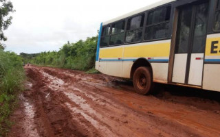 Ônibus atolou e alunos seguiram trajeto a pé e depois na carroceria de uma caminhonete.