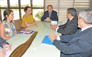 Governador Mauro Carlesse em reunião com executivos da Caixa Econômica.