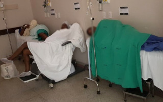 Vistoria encontra pacientes recém operados em sala improvisada.