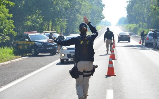 PRF reforçou que realiza diariamente a fiscalização e o policiamento ostensivo nas rodovias para evitar acidentes.