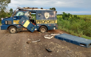 Carro-forte foi abordado por dois veículos e ficou atravessado na pista.