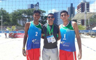 Gabriel Lucas, o técnico Osvaldo e Gabriel Henrique durante os Jogos Escolares da Juventude 2018.