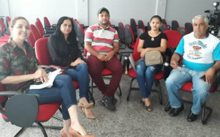 Pais no MInistério Público para denunciar a falta do medicamento