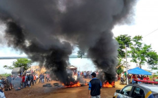 Barricadas foram colocadas no acesso da balsa.