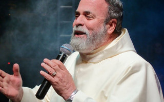 Padre Antônio Maria trará um repertório de canções do seu último disco, Mais Perto