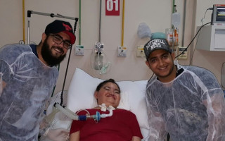 Paciente também recebeu a visita de sua dupla favorita, os cantores Henrique e Juliano.