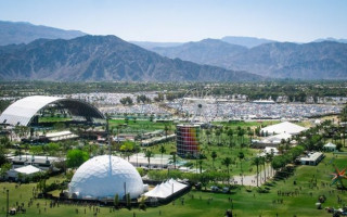 O local ganha uma super estrutura, com diversos palcos e tendas espalhadas pelo Vale Coachella