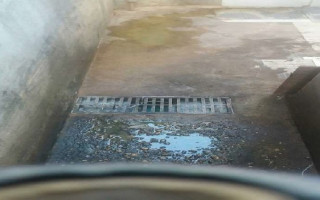 Ralos externos como este levam água da chuva para rede de esgoto e sobrecarrega a rede.