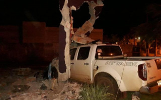Caminhonete destruiu fachada da faculdade.