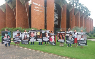 Famílias de mulheres mortas pelos companheiros cobram Justiça em frente ao TJ-TO, em mrço de 2018