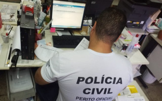 Perito cumprindo mandado na secretaria da Sáude.