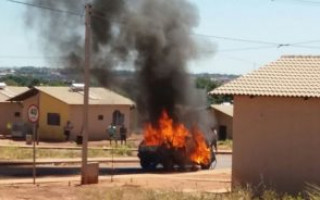 Carro ficou destruído após incêndio. Foto: Divulgação