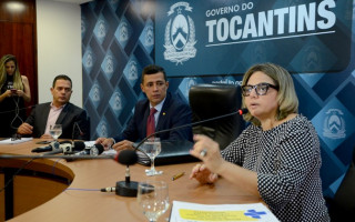 Secretário de Estadp da Saúde, Renato Jayme, acompanhado de técnicos durante coletiva.