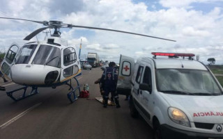 A aeronave pousou na BR 153, onde uma ambulância do Samu aguardava com a paciente.
