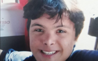 Mãe de Henrique Gurgel, um rapaz de 27 anos com Down, afirma que o trabalho como auxiliar de biblioteca fez bem ao filho.