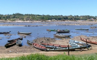 Barcos encalhados às margens do rio Tocantins.