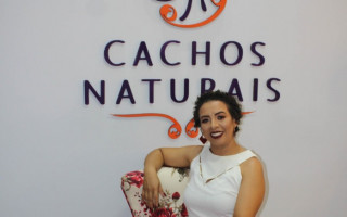 Ariana Albuquerque abriu salão de beleza focado em cabelos naturais.