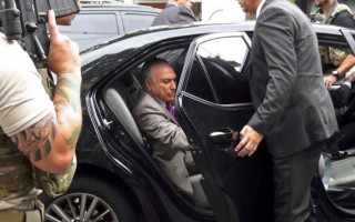 Foto mostra o momento em que o ex-presidente Michel Temer foi preso pela Policia Federal