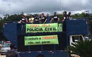 Ex-prefeito Carlos Amastha no trio elétrico do protesto dos policiais civis