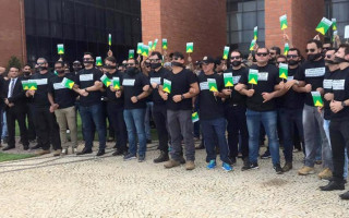 Delegados e agentes da PC em frente a AL, durante protesto