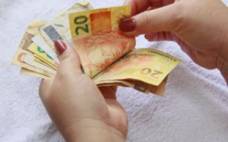 Com o novo reajuste, salário mínimo passa de R$ 937 para R$ 979 em 2018