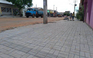 Calçada nivelada garante acessibilidade a população e conta ainda com centro-guia