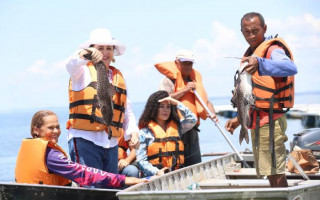 Senadora Kátia Abreu em visita ao lago.