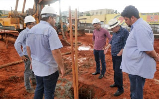 Estão em execução a perfuração e concretagem das estacas e blocos de fundação.