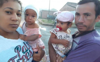 Ana Caroline, o esposo Tiago Rodrigues e os filhos gêmeos