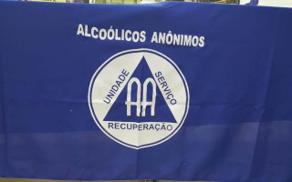 Membros se ajudam mutuamente a manter a abstinência do álcool.