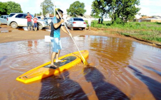 Morador anda de Caiaque no Piscinão da Perimetral