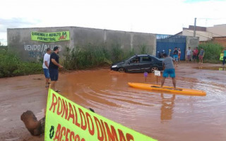 Morador anda de Caiaque no Piscinão da Perimetral