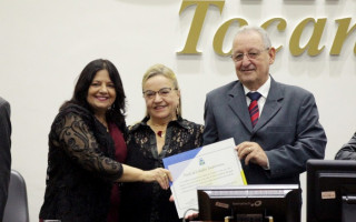 Deputada entregou título de cidadão tocantinense ao ex-juiz e advogado Edson Paulo Lins.