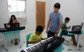 O instrutor de teclado Misael Coutinho acredita que uma das maiores habilidades desenvolvidas nos alunos é o aumento da percepção