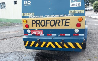 Dois seguranças foram atingidos pelos estilhaços de vidro