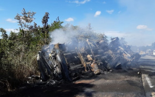 Caminhão tomba e pega fogo na BR 153