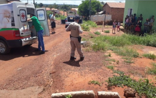 Segundo a PM, suspeito tentou agredir os policiais com a faca.