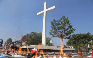 Velas acesas no entorno do Cruzeiro do cemitério São Lázara em Araguaína
