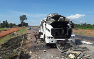 Carro forte foi detonado por assaltantes na BR 153, entre Miranorte e Rio dos Bois.