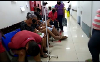 Pacientes acumulados nos corredores do HRA dia 29/04.