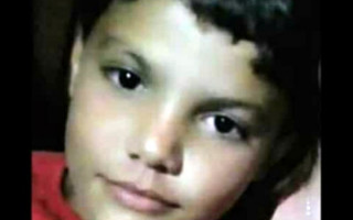 O menino acompanhava o pai no trabalho de extração de areia no Rio Araguaia.