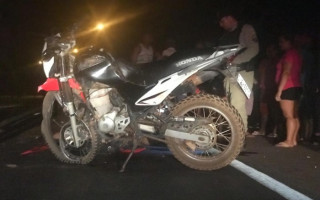 Motociclista colidiu na traseira de um caminhão.