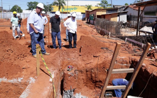 Dimas visitando obras na manhã desta segunda-feira, 6