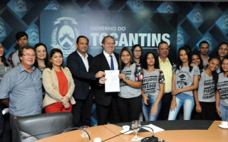 A assinatura do contrato contou com a participação dos estudantes do Colégio Estadual Frederico Pedreira