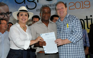 Governador Mauro Carlesse entrega títulos definitivos para pequenos proprietários rurais
