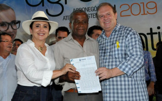 Governador Mauro Carlesse entrega títulos definitivos para pequenos proprietários rurais