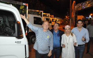 Governador Carlesse entrega caminhões e equipamentos aos municípios tocantinenses