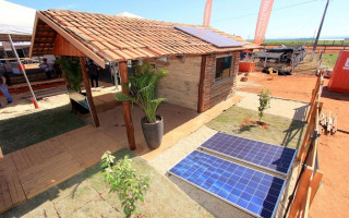 A construção é toda feita com madeira de reflorestamento.